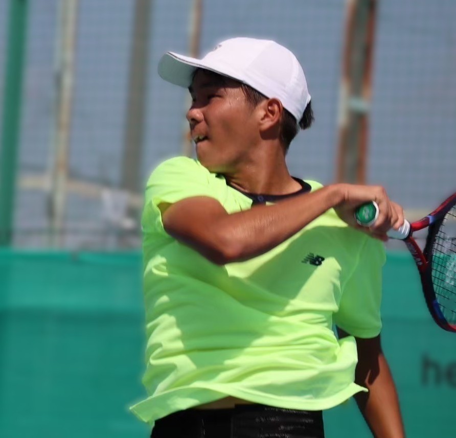 ラケットを構えプレーする石川真輝選手